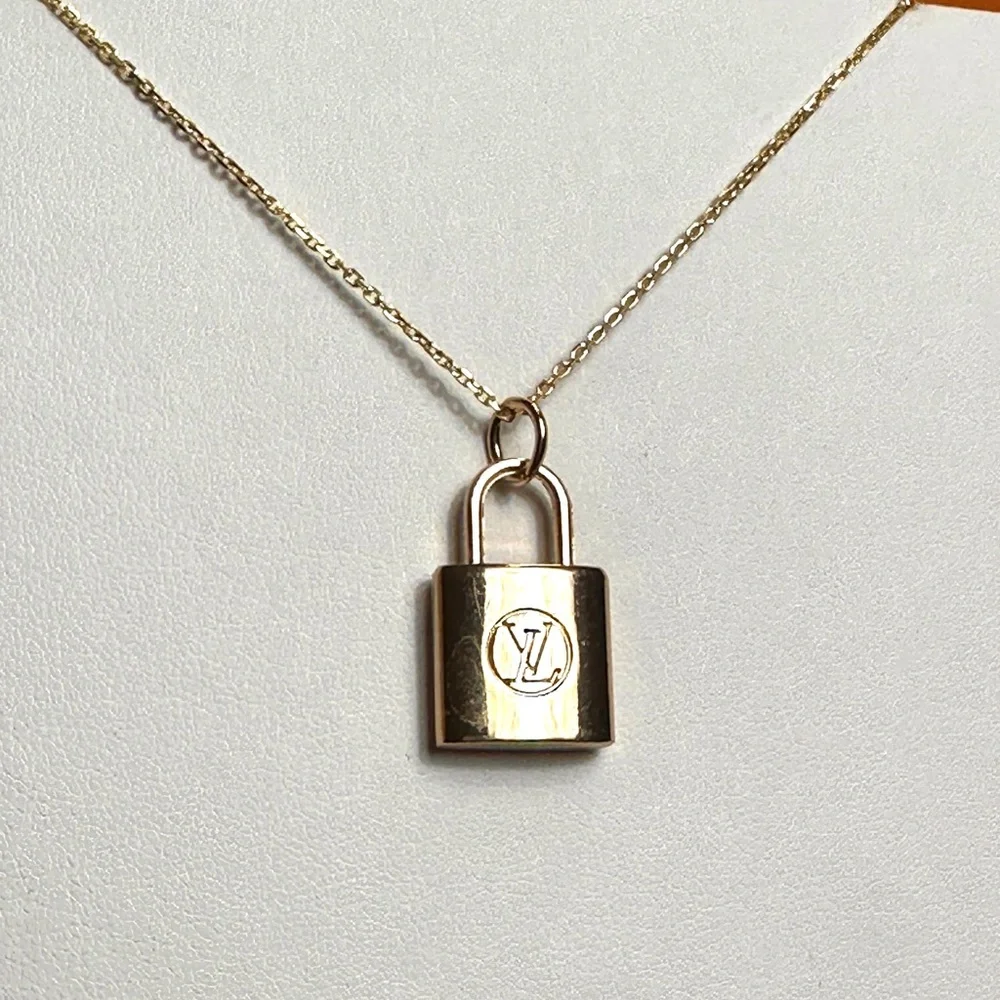 Louis Vuitton gorgeous necklace